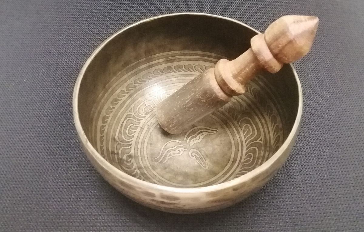 Eine Klangschale mit rund 14 cm Durchmesser – eine typische Größe für die Meditation zu Hause.