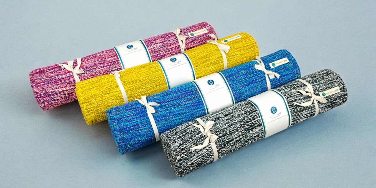 Gerollte und mit Bändern gebundene Matten: Für den täglichen Weg ist ein Gurt oder eine Tasche bequemer.