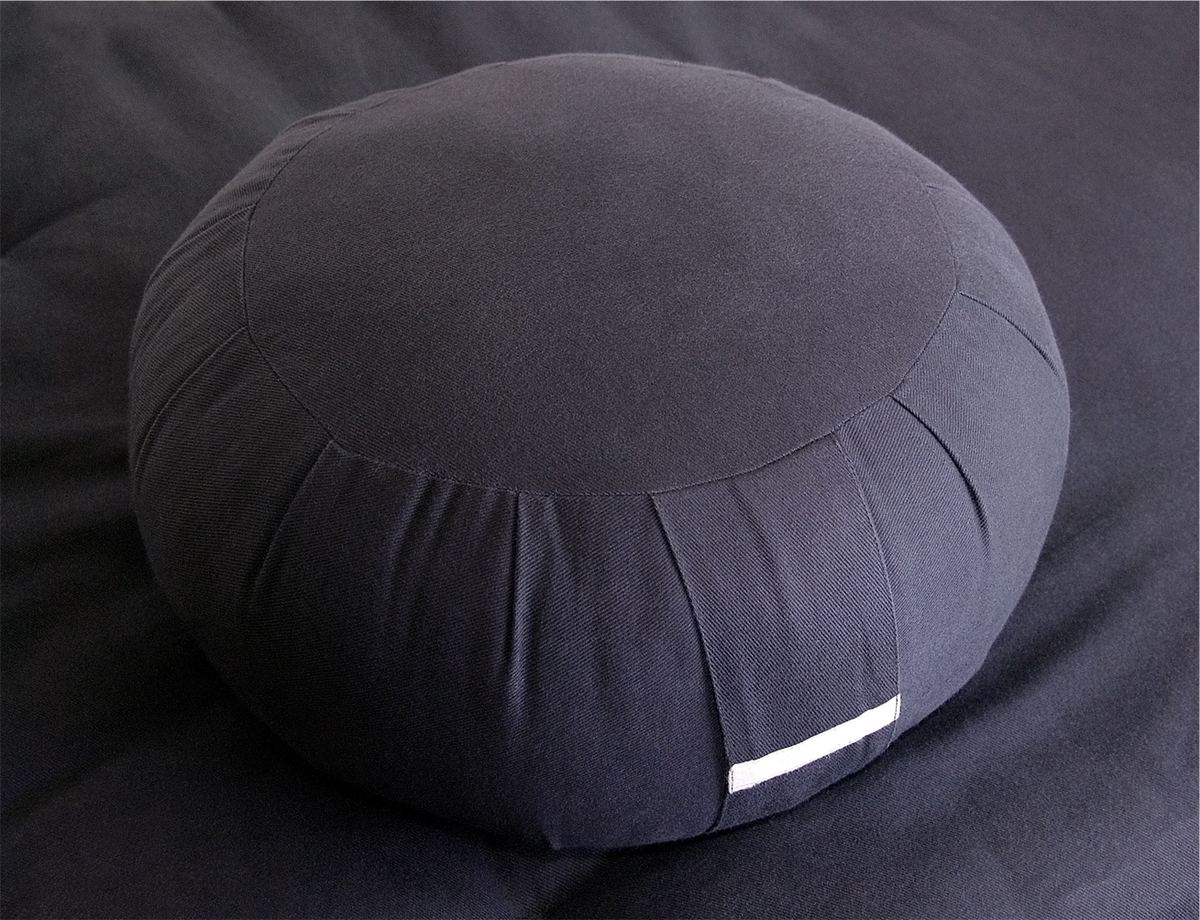 Ein rundes Zafu, das klassische Sitzkissen der Zen-Meditation.